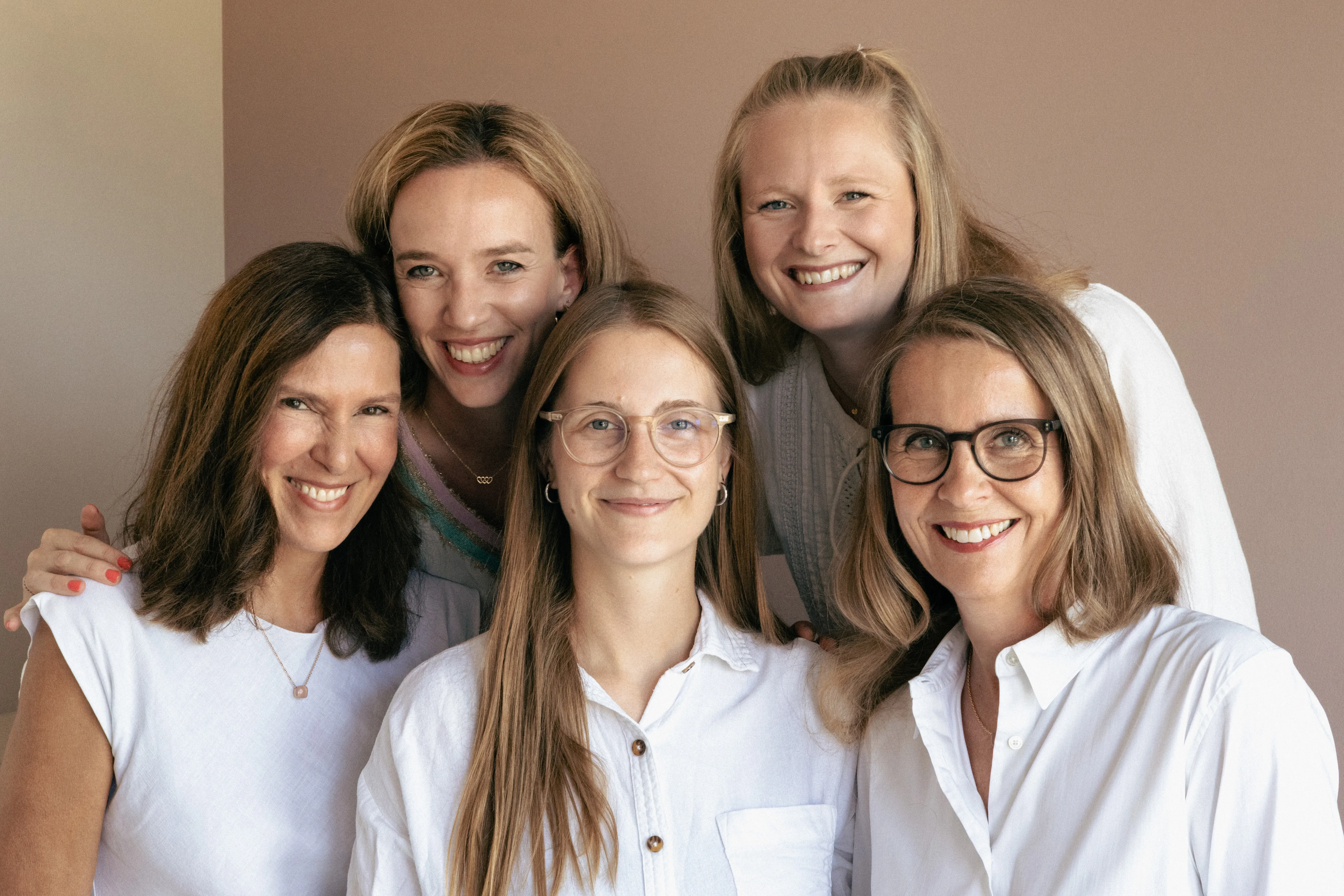 Ein Gruppenfoto mit allen fünf Kölner Hebammen.